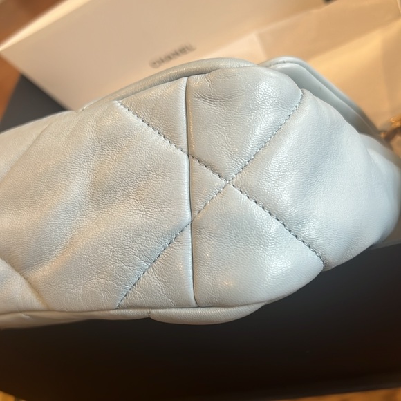 Chanel 19 medium quilted Flap Bag - light blue - Picture 15 of 16
